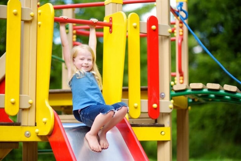 des enfants jouant dans un parc