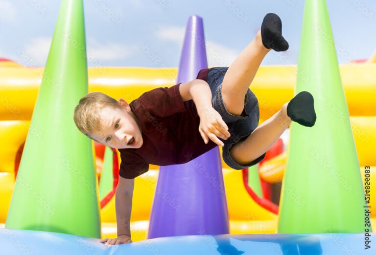 des enfants sautant sur des trampolines colores