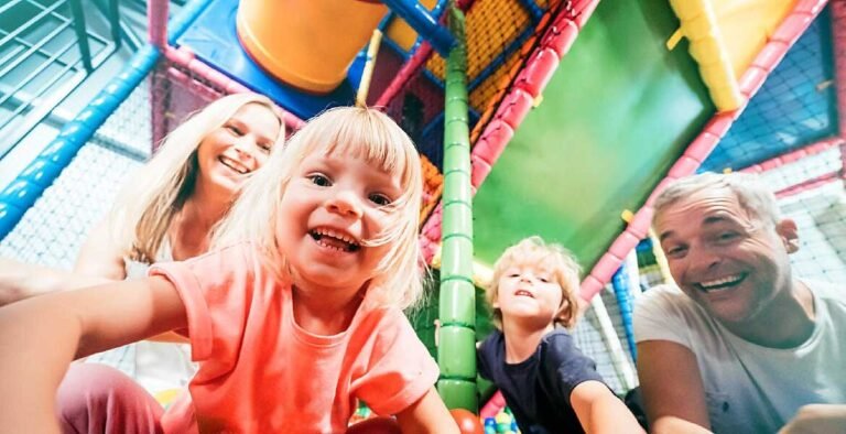 des familles samusant dans le trampoline park