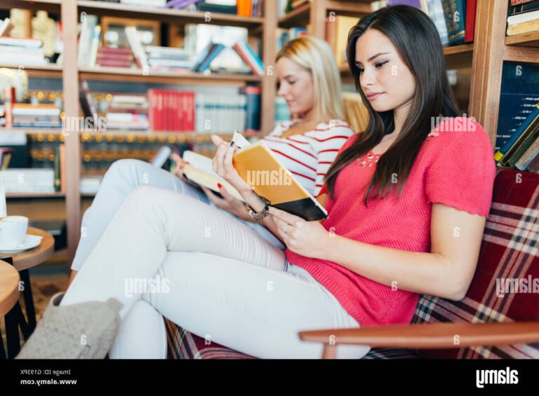 des lecteurs examinant des livres ensemble