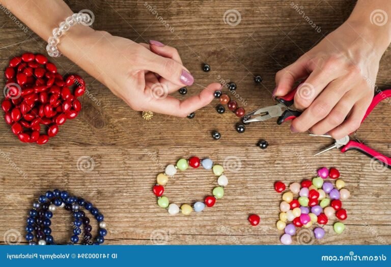 Comment créer des bijoux à faire soi-même facilement et rapidement 44 des mains creant des bijoux colores