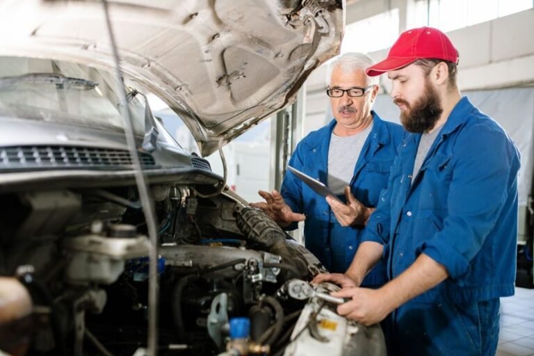 deux mecaniciens effectuant un controle technique