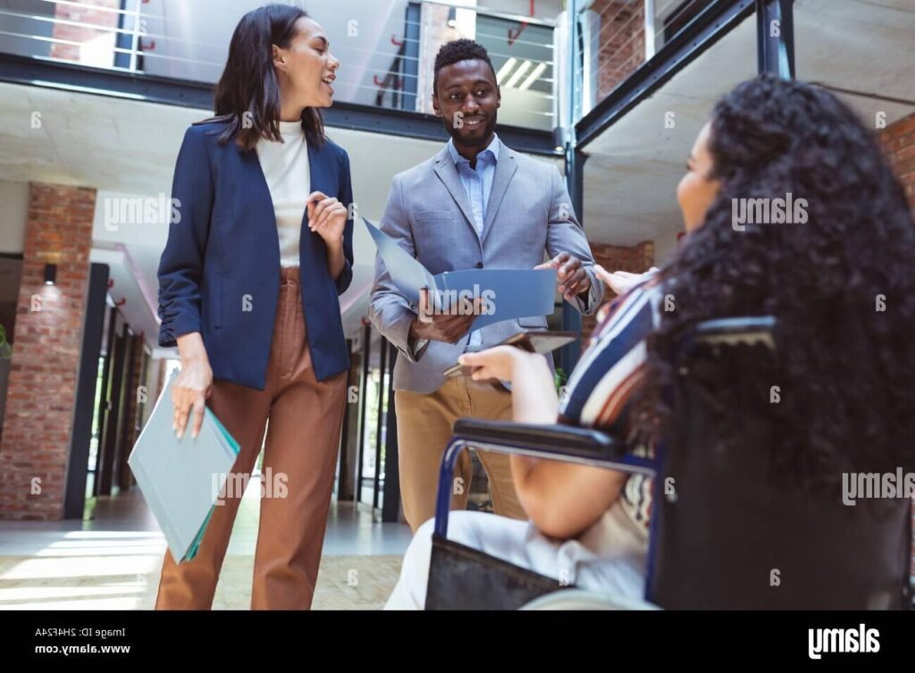 deux professionnels discutant dans un bureau moderne