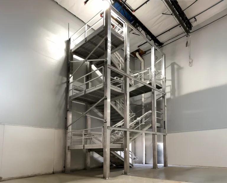 echafaudage installe dans une cage descalier