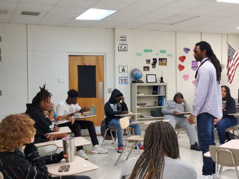 eleves en classe avec un enseignant inspirant