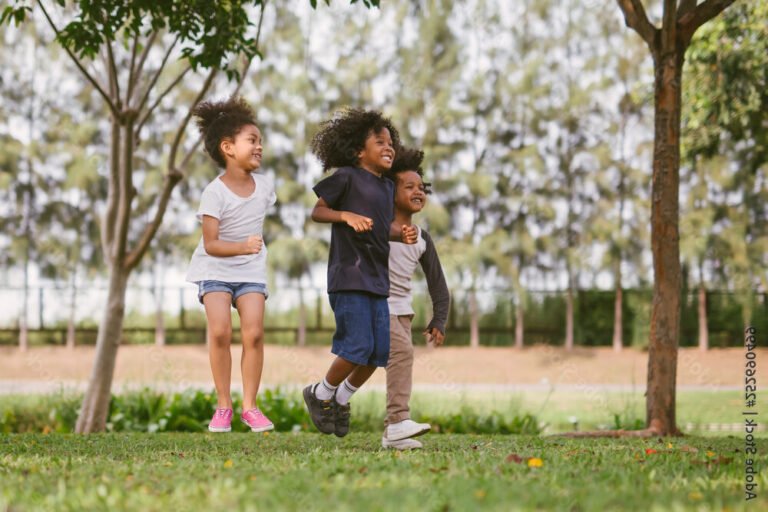 enfants jouant ensemble dans un parc