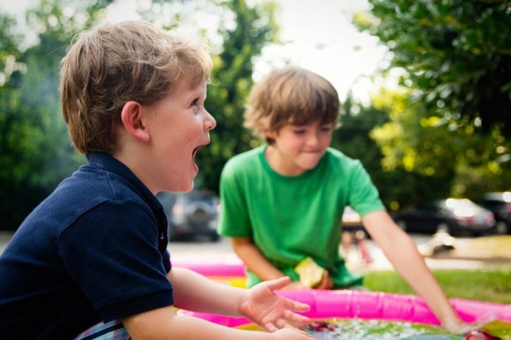 enfants jouant sans poux visibles