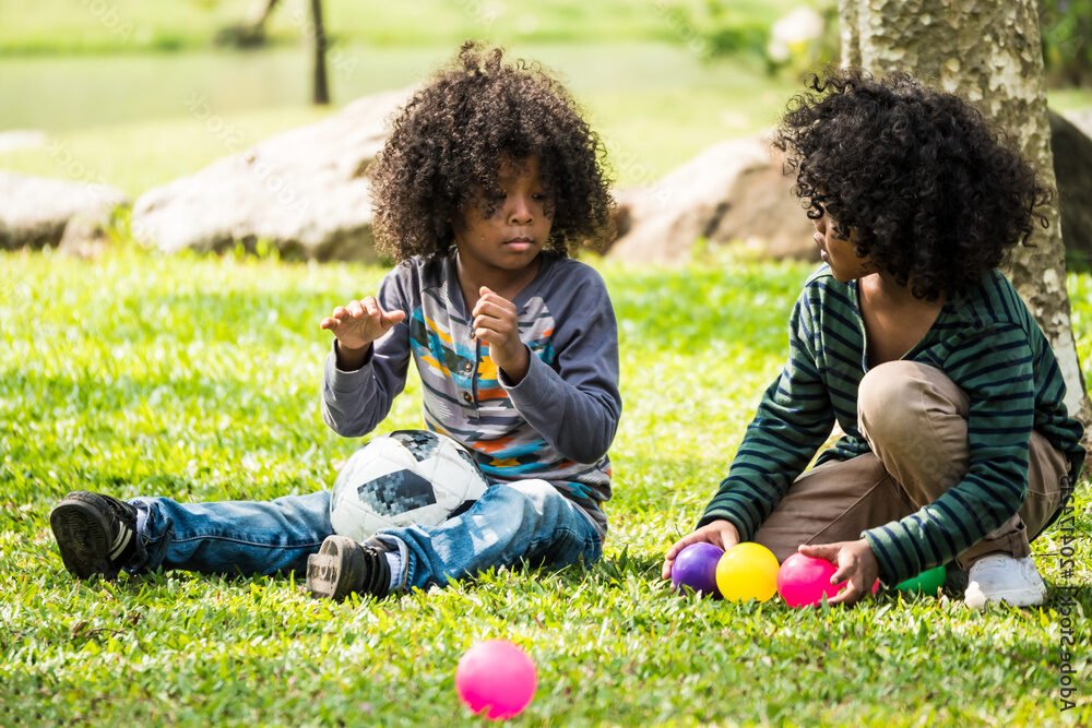 enfants jouant sur lherbe au parc