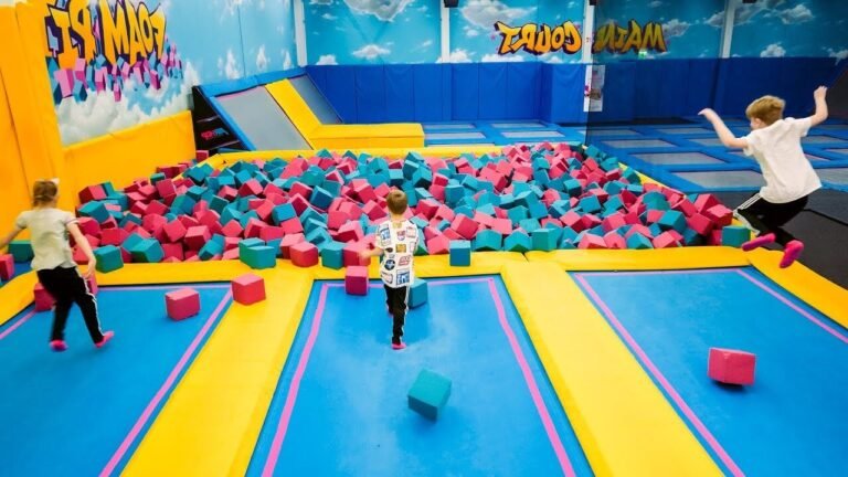 enfants samusant dans un trampoline park