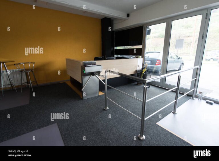 Comment s'inscrire à Basic Fit à La Ville-aux-Dames 43 entree dune salle de sport moderne