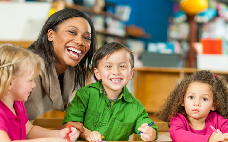 equipe de creche accueillant des enfants joyeux