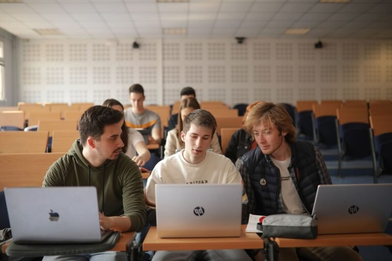 Quelles sont les formations proposées par Sup de Co La Rochelle 22 etudiants en cours a sup de co la rochelle