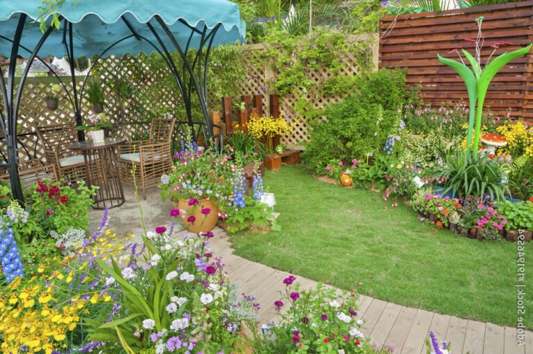 fleurs colorees dans un jardin luxuriant