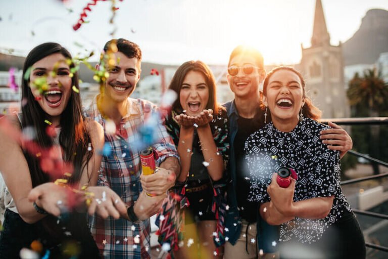 foule celebrant une fete en plein air