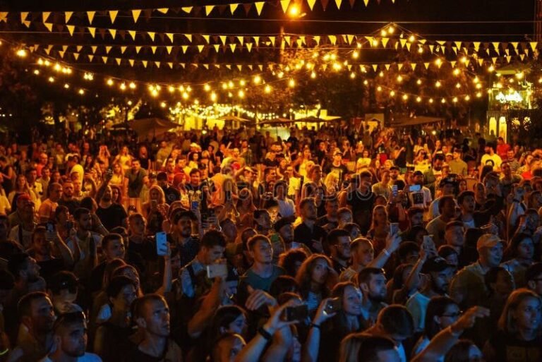 Que savoir sur la fête "Ci Fête Ça" à Champniers 23 foule festive lors dun evenement en plein air