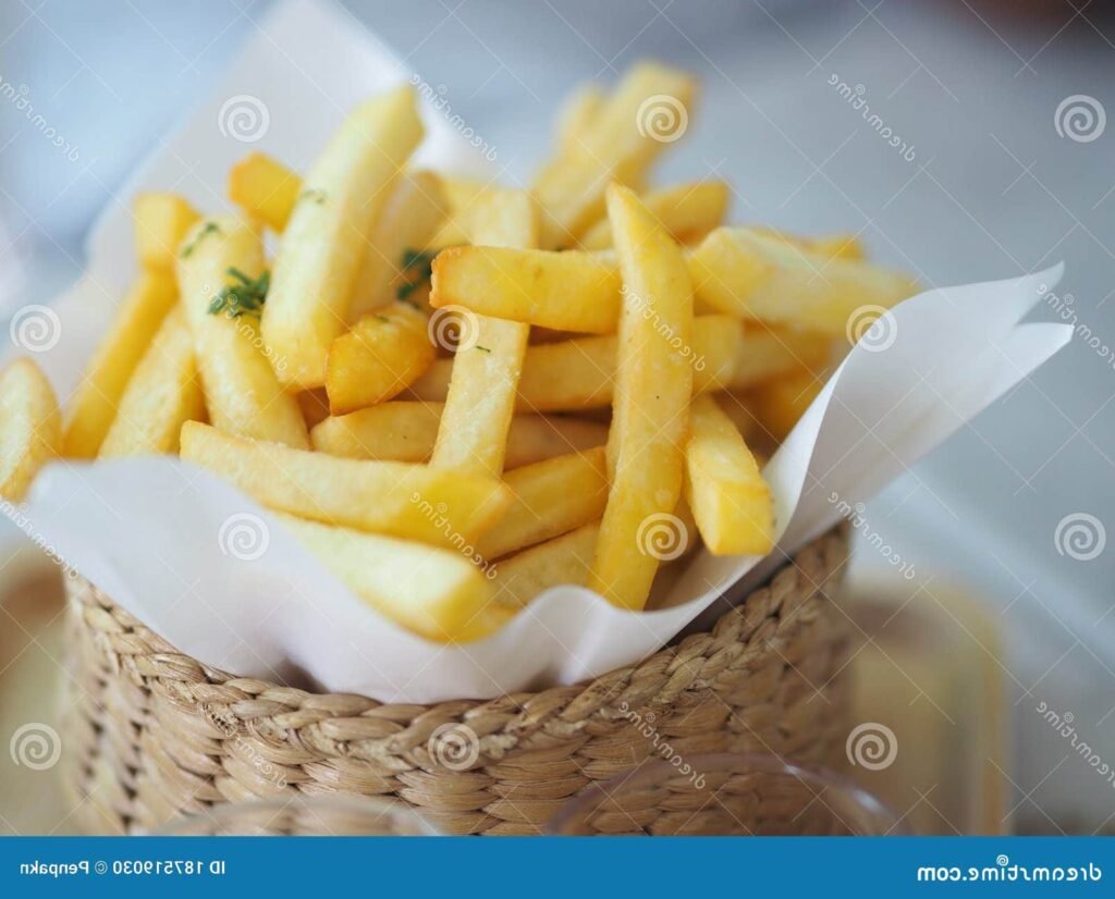 frites dorees dans un panier colore