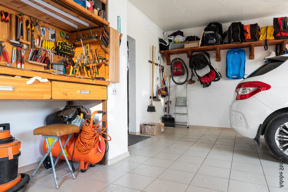 garage automobile avec outils et vehicules repares