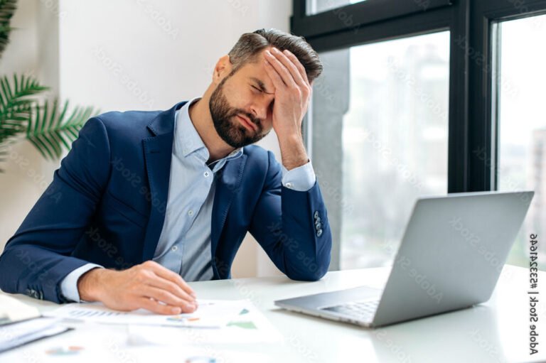 gerant preoccupe devant une entreprise fermee