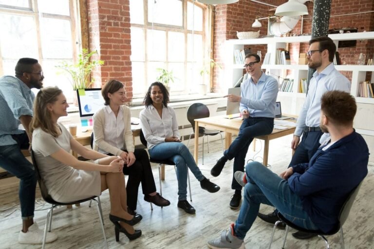 Comment la solidarité peut-elle faire face au chômage actuel 22 groupe de personnes aidant un chomeur