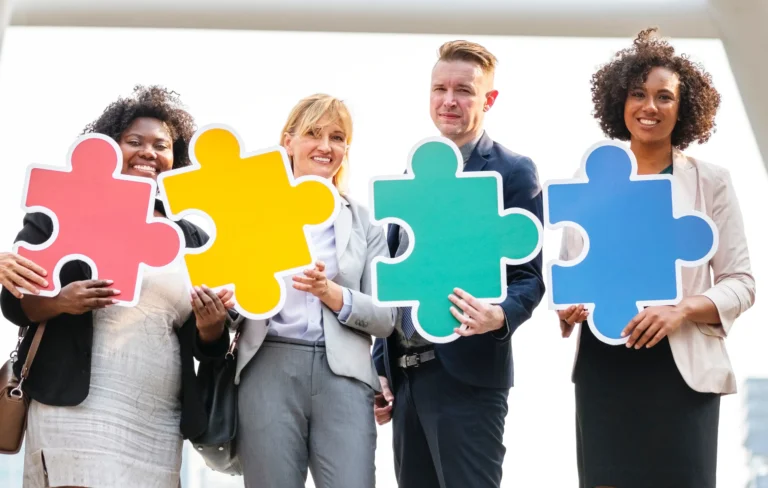 Comment organiser un live escape game captivant pour se réveiller 21 groupe resolvant des enigmes en equipe