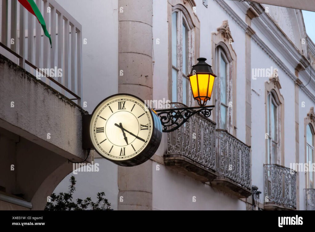 horloge elegante sur fond urbain