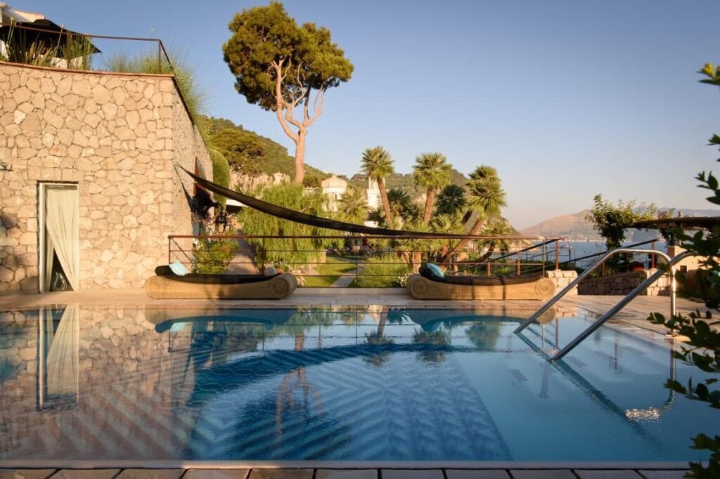 hotel de luxe avec piscine et jardins