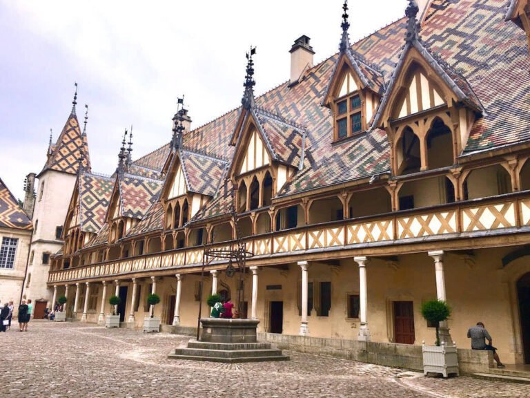 hotel henry ii avec facade historique a beaune