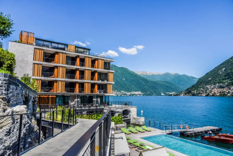 hotel moderne au bord du lac