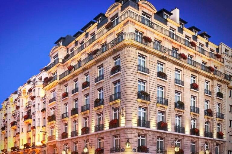 hotel moderne avec facade elegante a paris