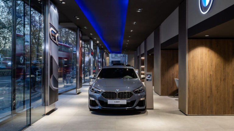 Où se trouve la concession BMW Mirabeau avenue de Versailles 1 image dune concession bmw moderne et elegante