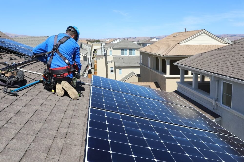 Comment installer des panneaux solaires bifaciaux sur votre toiture