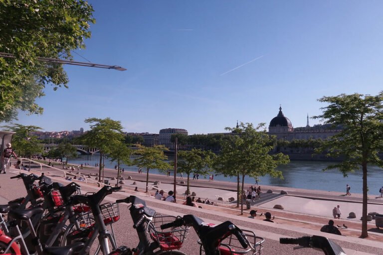 jeune au pair explorant lyon avec enthousiasme