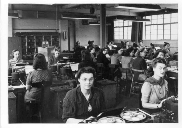 Quel est le concept et les énigmes de l'Escape Game Little Big Escape 44 joueur resolvant une enigme en equipe