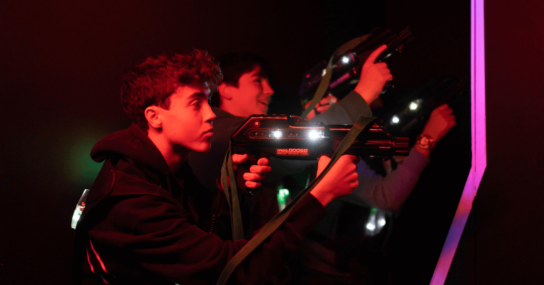 joueurs en pleine action dans un laser game