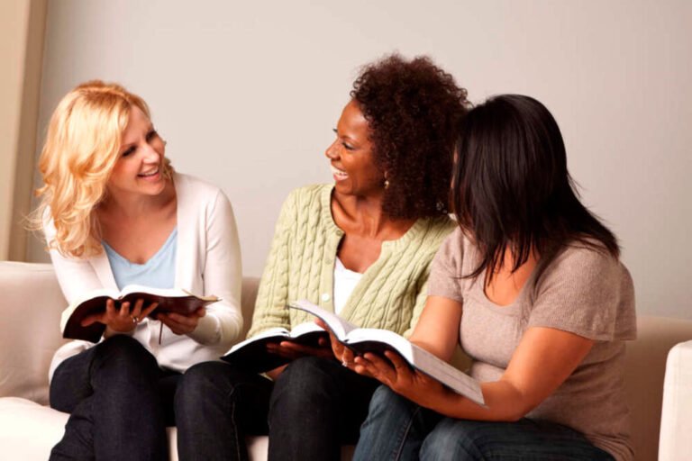 lecteurs discutant autour dun livre