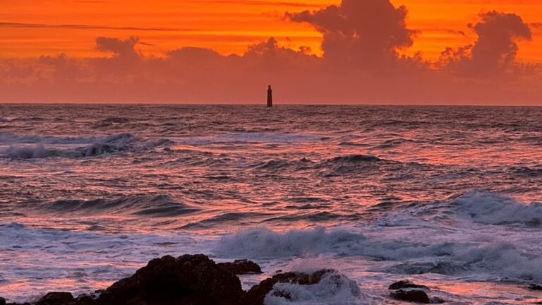 Qu'est-ce que l'estran aux Sables d'Olonne et pourquoi est-il unique 34 lestran aux sables dolonne au coucher de soleil