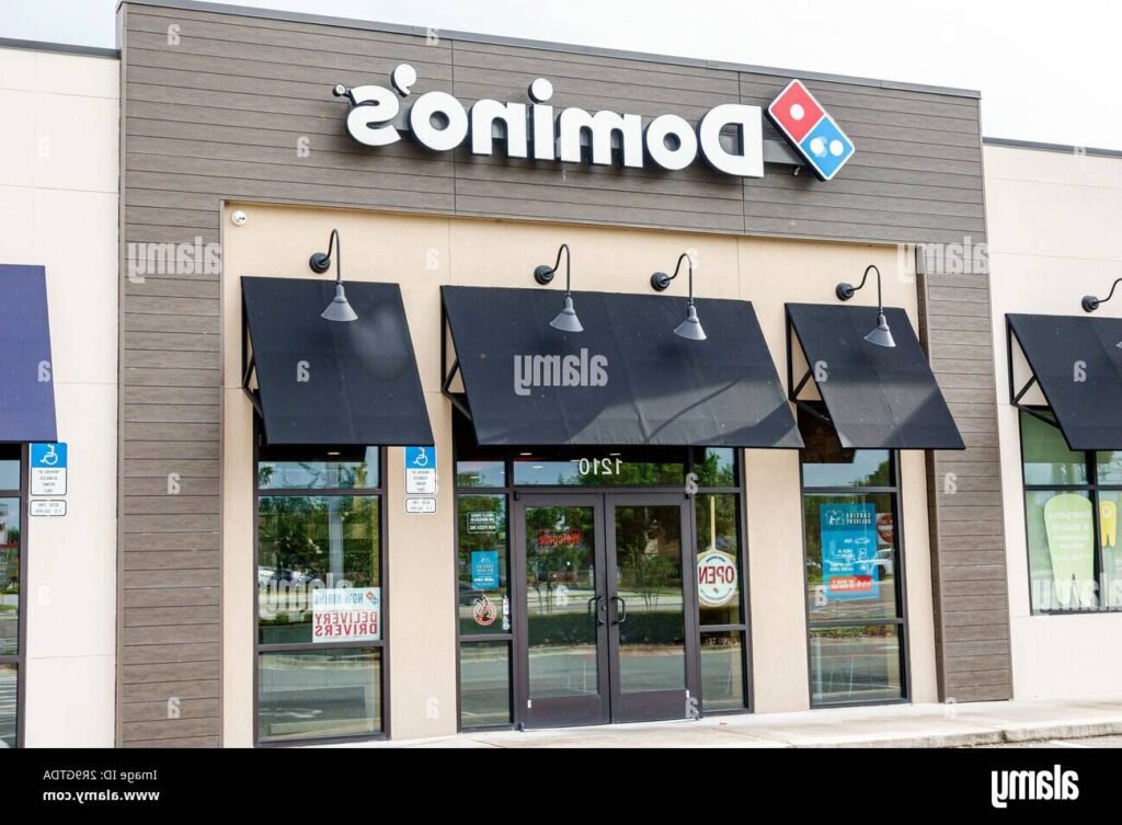 logo de dominos pizza a lentree dun magasin