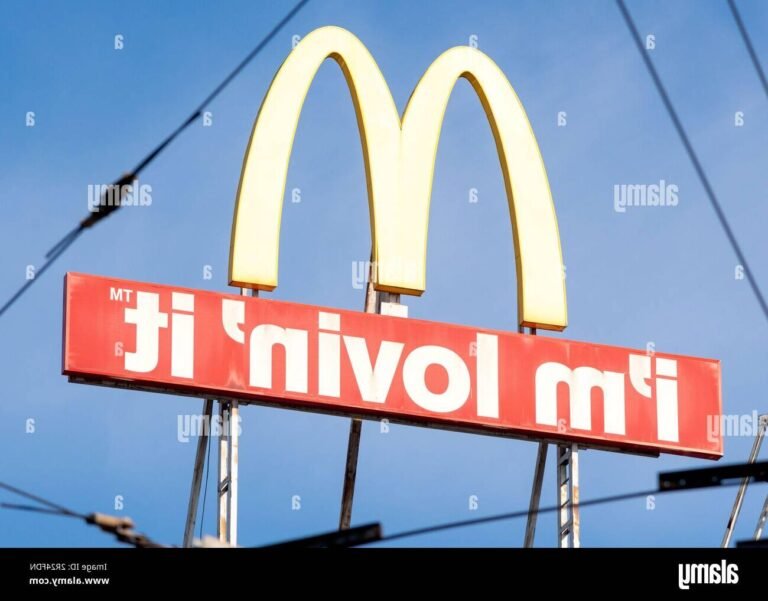 logo de mcdonalds avec un arriere plan urbain