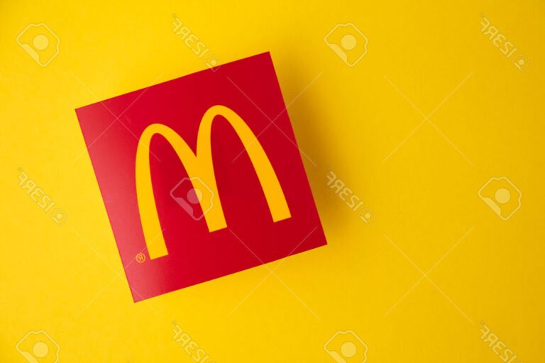 Où trouver le McDonald's à Isle-sur-la-Sorgue 26 logo de mcdonalds sur un fond colore