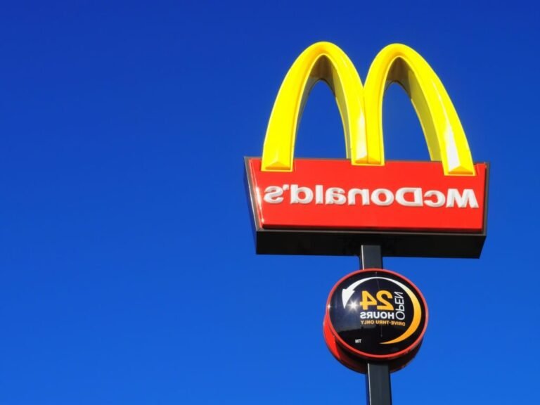 Où trouver le McDonald's à La Tour du Pin et ses horaires d'ouverture 43 logo mcdonalds avec une localisation typique