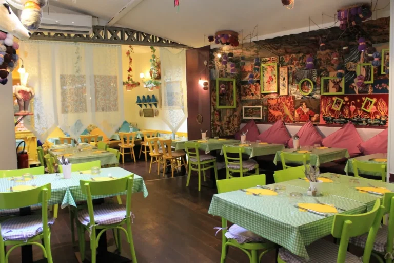 Comment Mamie Bigoude transforme-t-elle Tours en lieu incontournable 38 mamie bigoude animant un evenement a tours