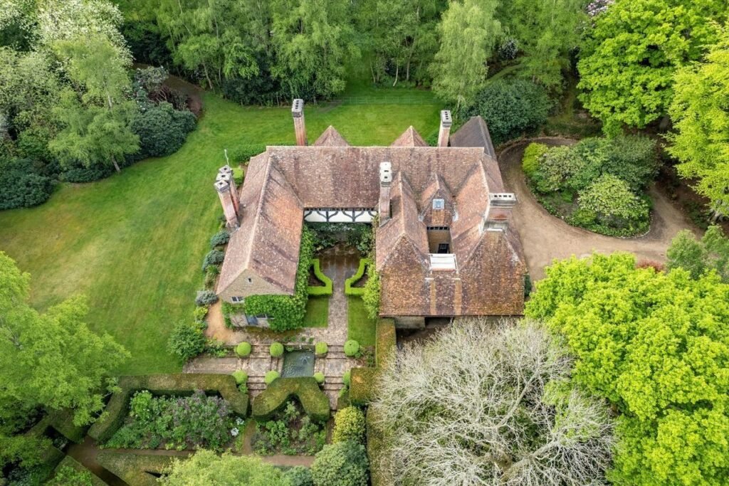 manoir historique avec jardins verdoyants