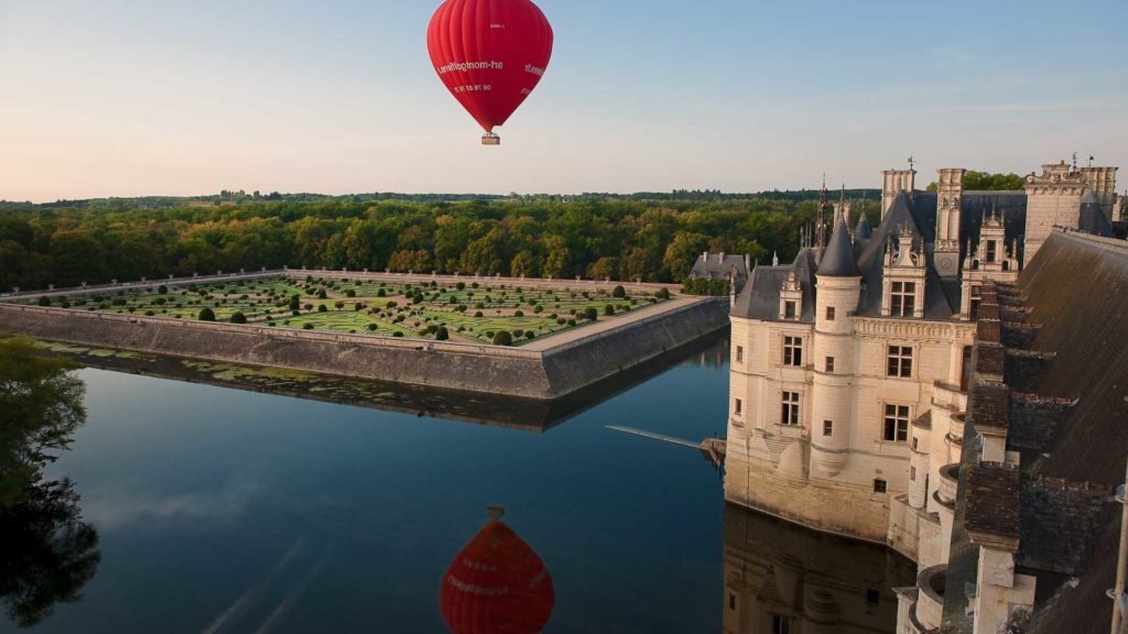 montgolfiere survolant le chateau damboise