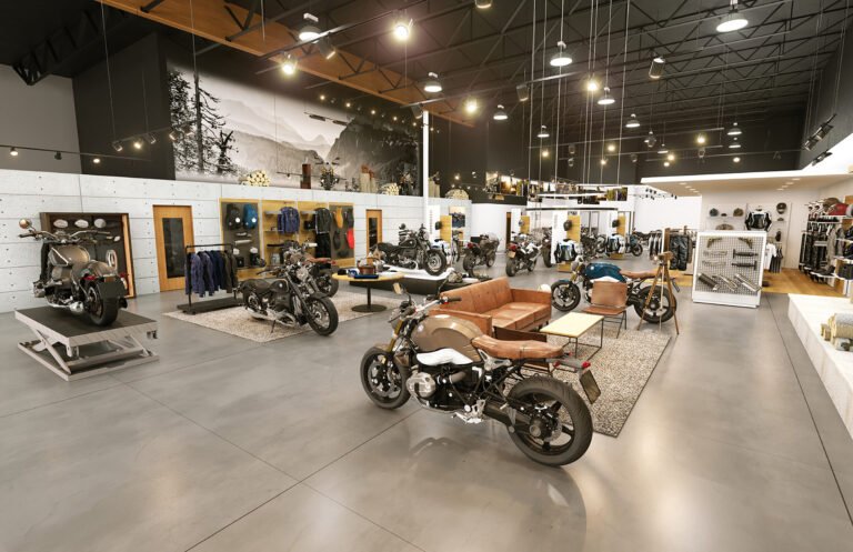 Comment choisir votre moto BMW chez Iroise Moto à Brest 34 moto bmw exposee dans un showroom moderne