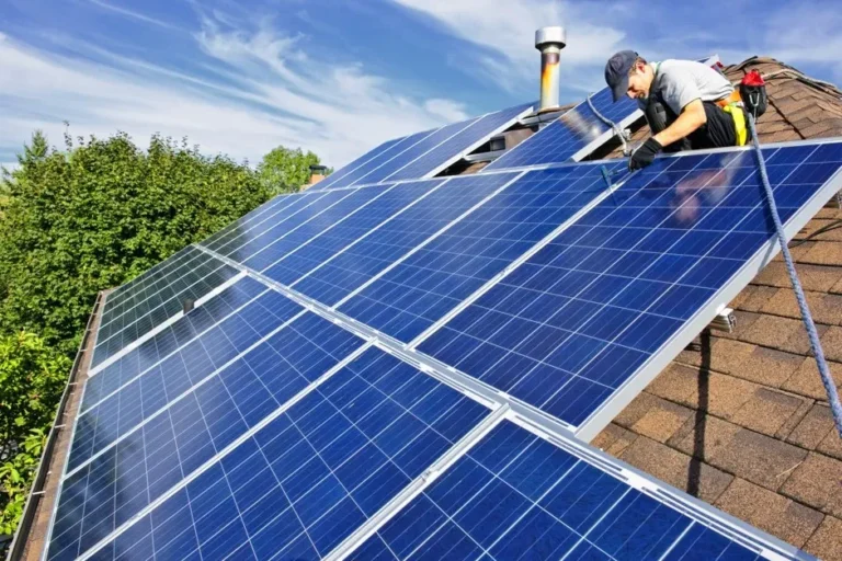 panneaux solaires sur un toit residentiel