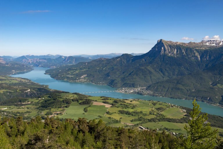 Quels sont les points d'intérêt aux Balcons du Lac au Col de la Forclaz 39 panorama des balcons du lac en ete