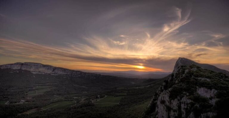 Quel est l'héritage culturel et naturel du Pic Saint Loup 23 paysage du pic saint loup au coucher de soleil