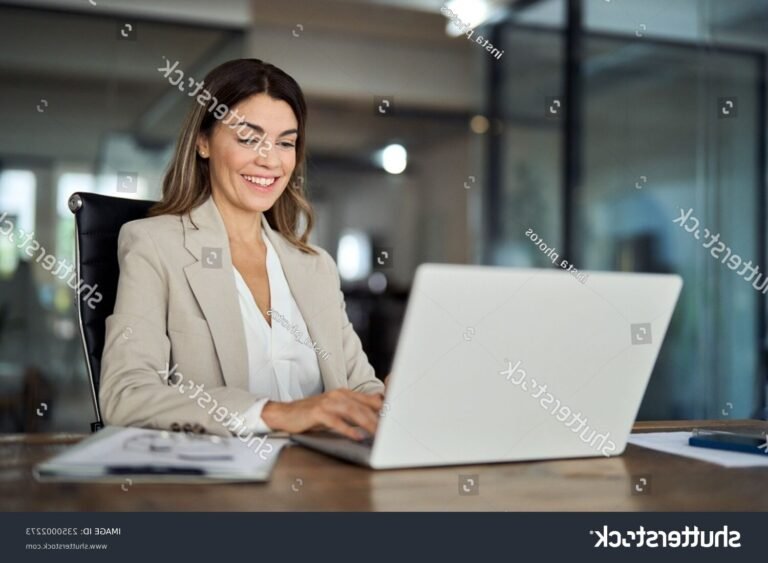 personne souriante dans un bureau dembauche