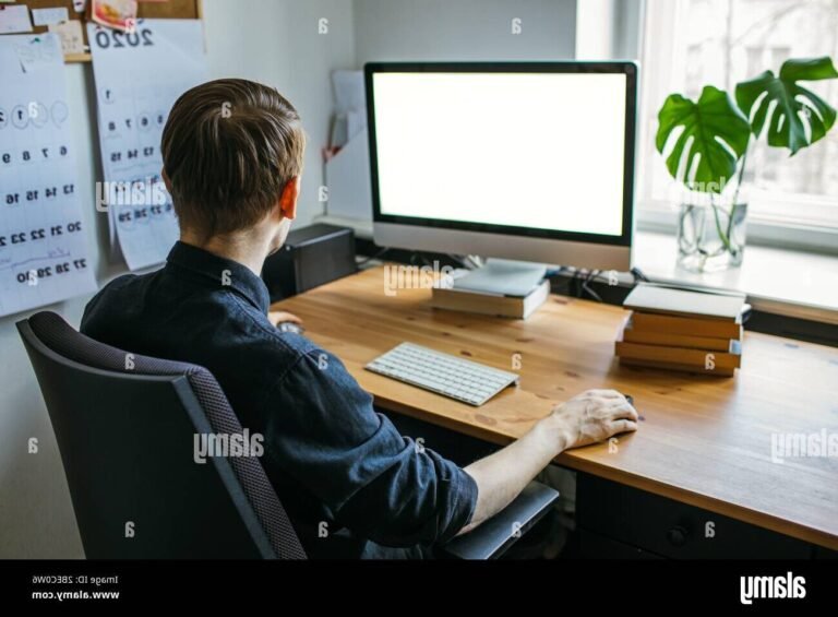 Comment créer un bulletin de paie avec Smile RH 19 personne utilisant un ordinateur pour travailler