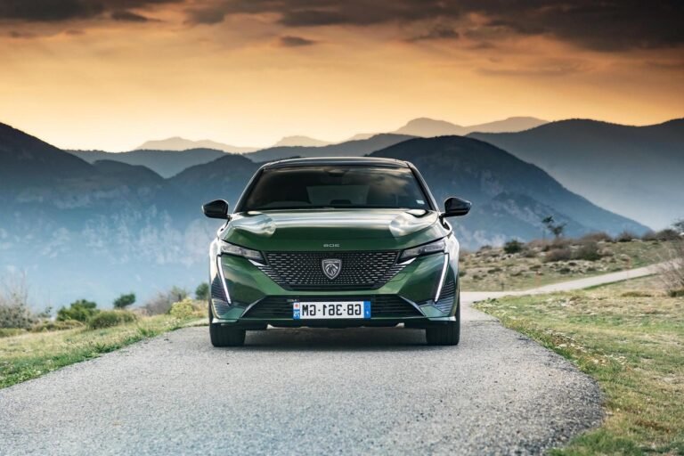 peugeot moderne devant un paysage urbain
